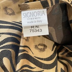 King size duvet with two king pillow shams. Never used is beautiful